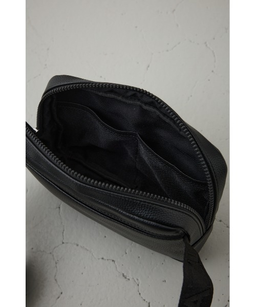 AZUL by moussy（アズールバイマウジー）の「ロゴエンボスボディバッグ（ショルダーバッグ・レディース・オフホワイト/ブラック・FREE）」の7枚目の写真