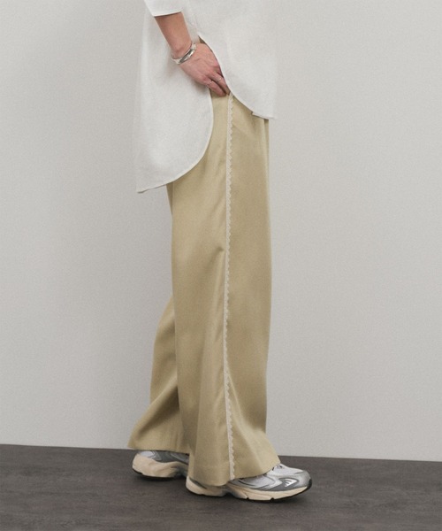 SALON adam et rope'（サロン アダム エ ロペ）の「サイドレースイージーリラックスパンツ（その他パンツ・レディース・ブラック/オフホワイト/ベージュ・S/M）」の2枚目の写真