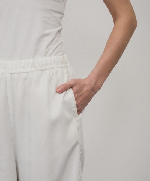 SALON adam et rope'（サロン アダム エ ロペ）の「サイドレースイージーリラックスパンツ（その他パンツ・レディース・ブラック/オフホワイト/ベージュ・S/M）」の9枚目の写真