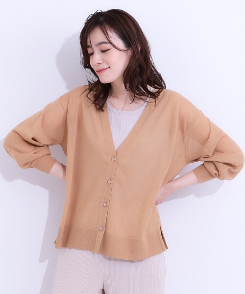 SHOO・LA・RUE(シューラルー)の「【洗える】ナチュラルなシアー感が魅力 Vネックカーディガン(カーディガン/ボレロ・レディース・ライトグレー/ブラック/ブルー/グリーン/キャメル/イエロー系その他・01/02/03/04)」の7枚目の写真