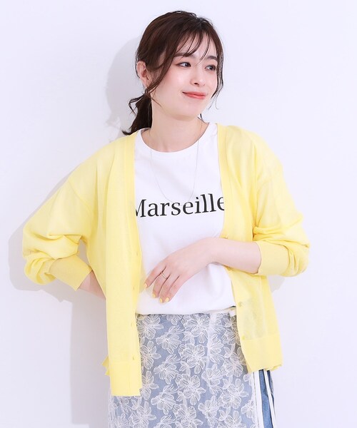 SHOO・LA・RUE(シューラルー)の「【洗える】ナチュラルなシアー感が魅力 Vネックカーディガン(カーディガン/ボレロ・レディース・ライトグレー/ブラック/ブルー/グリーン/キャメル/イエロー系その他・01/02/03/04)」の11枚目の写真