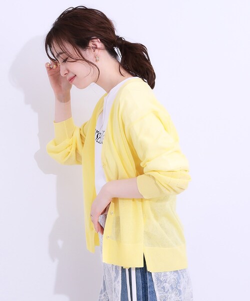 SHOO・LA・RUE(シューラルー)の「【洗える】ナチュラルなシアー感が魅力 Vネックカーディガン(カーディガン/ボレロ・レディース・ライトグレー/ブラック/ブルー/グリーン/キャメル/イエロー系その他・01/02/03/04)」の12枚目の写真