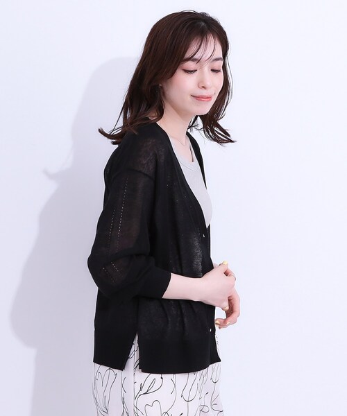 SHOO・LA・RUE(シューラルー)の「【洗える】ナチュラルなシアー感が魅力 Vネックカーディガン(カーディガン/ボレロ・レディース・ライトグレー/ブラック/ブルー/グリーン/キャメル/イエロー系その他・01/02/03/04)」の16枚目の写真