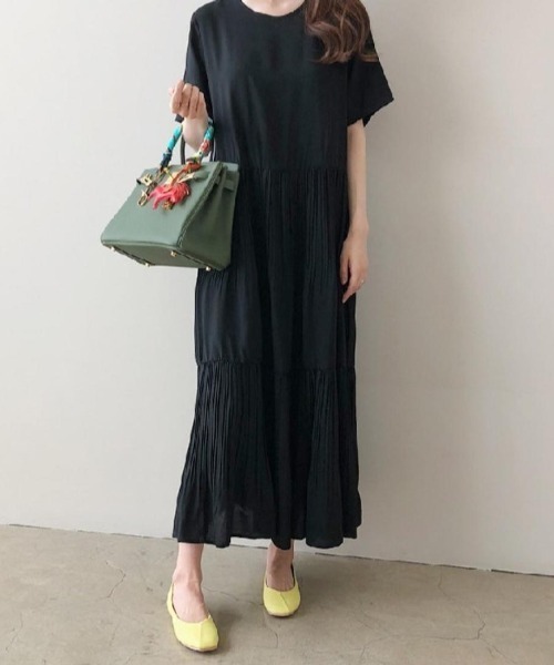 Forcement(フォースメント)の「ラウンドネックティアードプリーツロングワンピース(ワンピース・レディース・ブラック/グレー/ネイビー/モカ・FREE)」の2枚目の写真