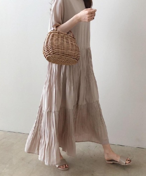 Forcement(フォースメント)の「ラウンドネックティアードプリーツロングワンピース(ワンピース・レディース・ブラック/グレー/ネイビー/モカ・FREE)」の8枚目の写真