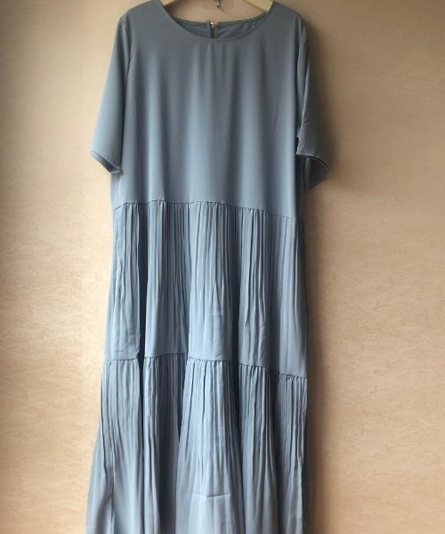 Forcement(フォースメント)の「ラウンドネックティアードプリーツロングワンピース(ワンピース・レディース・ブラック/グレー/ネイビー/モカ・FREE)」の11枚目の写真