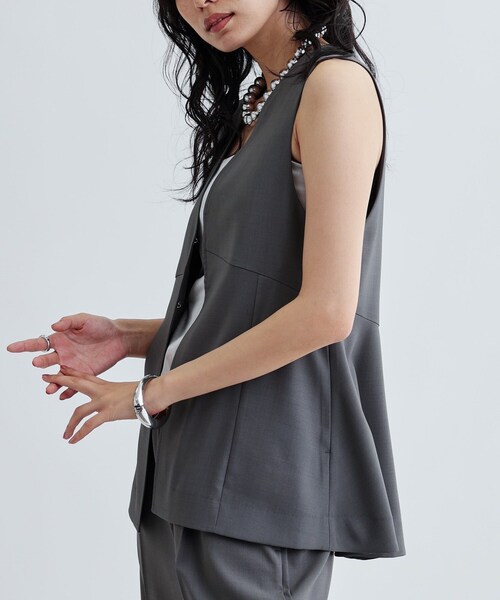 GALLEST（ギャレスト）の「【セットアップ対応】イージーペプラムジレ（ベスト・レディース・キャメル/ブラック/チャコールグレー/ブラック系2・38/36/40）」の19枚目の写真