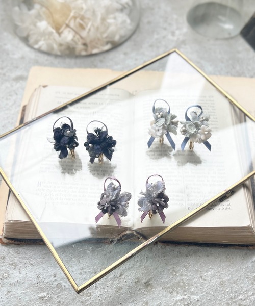 m.soeur（エムスール）の「アジサイの花束ピアス（ピアス（両耳用）・レディース・グレー/ブラック/ブルー・FREE）」の4枚目の写真