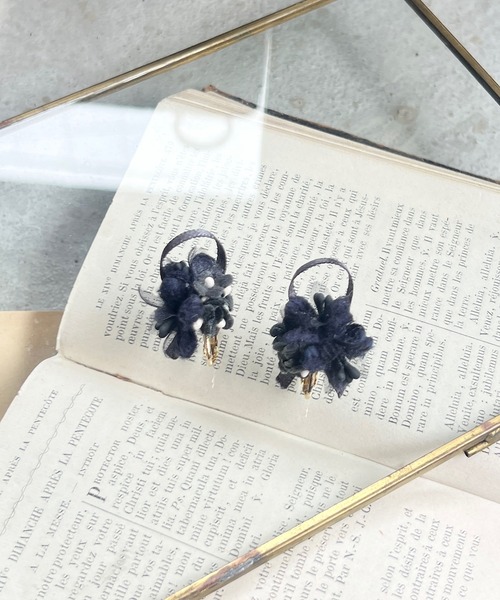 m.soeur（エムスール）の「アジサイの花束ピアス（ピアス（両耳用）・レディース・グレー/ブラック/ブルー・FREE）」の5枚目の写真