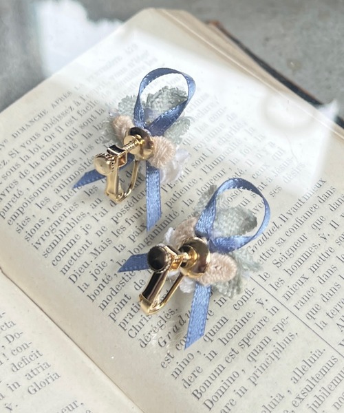 m.soeur（エムスール）の「アジサイの花束ピアス（ピアス（両耳用）・レディース・グレー/ブラック/ブルー・FREE）」の6枚目の写真