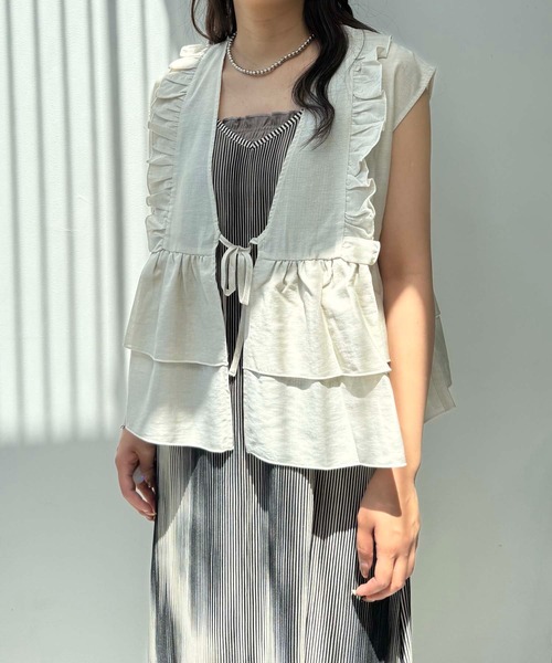 AS KNOW AS plus（アズノゥアズプラス）の「●ナチュラルフリル 麻混 結びリボンベスト（ベスト・レディース・アイボリー/ブラック/グレイッシュベージュ・FREE）」の15枚目の写真