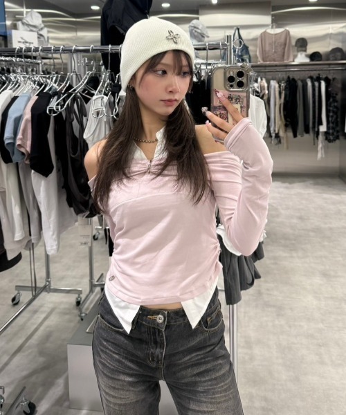 CHERRYQUIRI(チェリーキュリー)の「【CHERRYQUIRI】shirts layered off shoulder top / 【チェリーキュリー】シャツレイヤードオフショルダー長袖トップス(その他トップス・レディース・ピンク/レッド/ダークブラウン・ONE SIZE)」の3枚目の写真