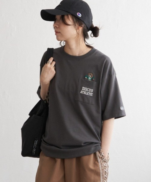 DISCUS ATHLETIC(ディスカス アスレチック)の「DISCUS ATHLETIC ディスカス アスレティック USAコットン刺繍Tシャツ(Tシャツ/カットソー・メンズ・ダークブルー/ホワイト/ブラック/グレイッシュベージュ・M/L)」の2枚目の写真