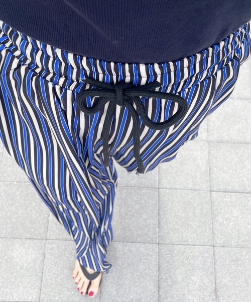 ISOOK（アイスー）の「ストライプワイドパンツ(comochi select) / イージーパンツ リラックスパンツ タック入り ビックシルエット ルーズ ハイウエスト ウエストゴム 柄パンツ ブルー 青（その他パンツ・レディース・ブルー・FREE）」の4枚目の写真