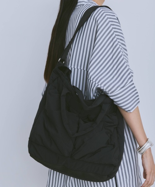 Libra Cue（リブラ キュー）の「【A4サイズ収納可能】2way中綿ショルダーバッグ（ショルダーバッグ・レディース・アイボリー/ブラック/カーキ・FREE）」の4枚目の写真