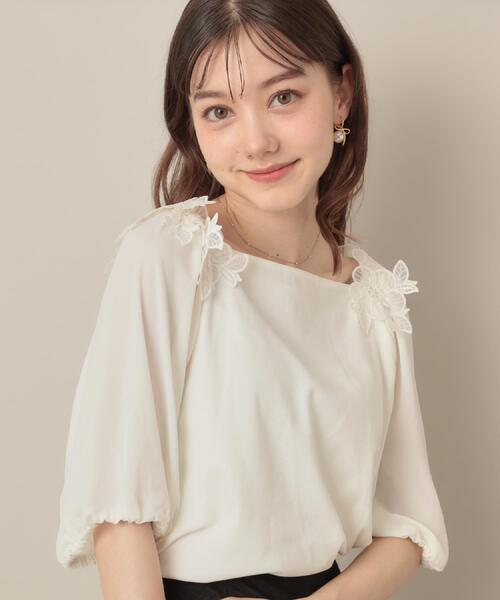 couture brooch(クチュールブローチ)の「【マシンウォッシャブル・UVケア・接触冷感】ラグランレースドッキングカットソー(Tシャツ/カットソー・レディース・オフホワイト/ブラック/サンドベージュ・40/42/38/36)」の1枚目の写真