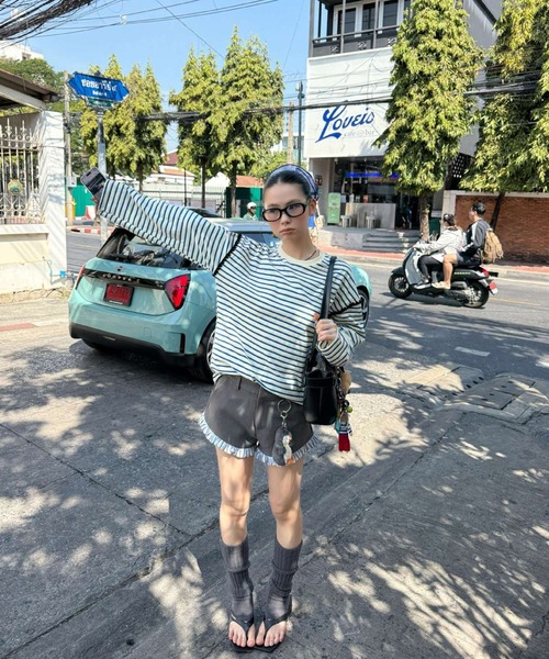 ELOOPS(イーループス)の「【ELOOPS】カラーステッチ bオーダー ロングスリーブルーズTシャツ(Tシャツ/カットソー・レディース・モカ/ブルー・FREE)」の3枚目の写真