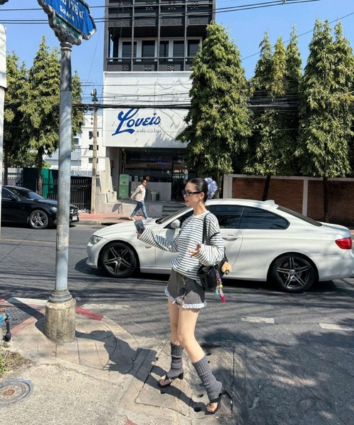 ELOOPS(イーループス)の「【ELOOPS】カラーステッチ bオーダー ロングスリーブルーズTシャツ(Tシャツ/カットソー・レディース・モカ/ブルー・FREE)」の4枚目の写真