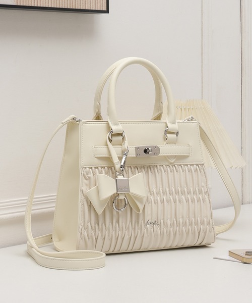 dazzlin(ダズリン)の「【dazzlin/ダズリン】リボンキーチャーム付 ギャザーシャーリング ハンドバッグ ショルダーストラップ付(ショルダーバッグ・レディース・ブラック/アイボリー/ベージュ・FREE)」の2枚目の写真