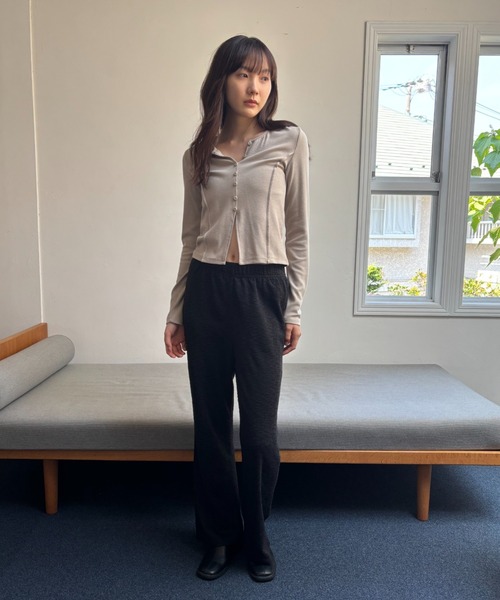 FUULLY STUDIO(フーリィーステューディオ)の「ヘンリーネックプルオーバー(Tシャツ/カットソー・レディース・ブラック/ベージュ・FREE)」の11枚目の写真