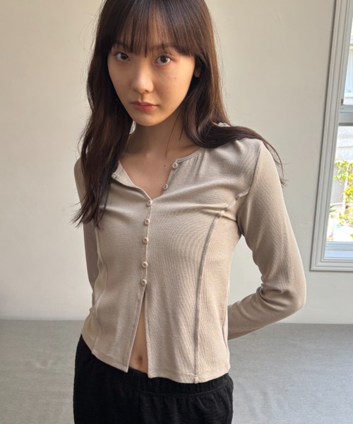 FUULLY STUDIO(フーリィーステューディオ)の「ヘンリーネックプルオーバー(Tシャツ/カットソー・レディース・ブラック/ベージュ・FREE)」の9枚目の写真