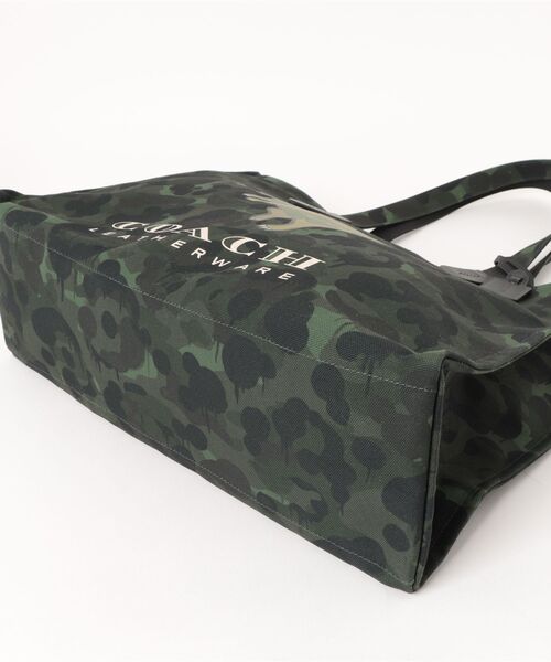 COACH（コーチ）の「トート・カモ プリント アンド レキシー（トートバッグ・メンズ・グリーン系その他・ONE）」の7枚目の写真