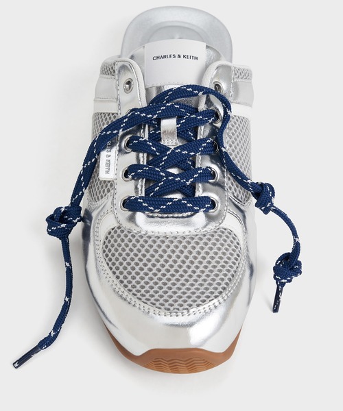 CHARLES & KEITH（チャールズ & キース）の「テクスチャー レースアップスリッポンスニーカー（スリッポン・レディース・シルバー/バーガンディー・25cm/22.5cm/23cm/23.5cm/24.5cm/25.5cm）」の9枚目の写真