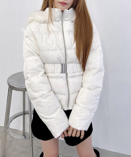 INGNI（イング）の「ショート丈ファーフード付ウエストベルトエコダウンコート（ダウンジャケット/コート・レディース・オフホワイト/ブラック・M）」の4枚目の写真