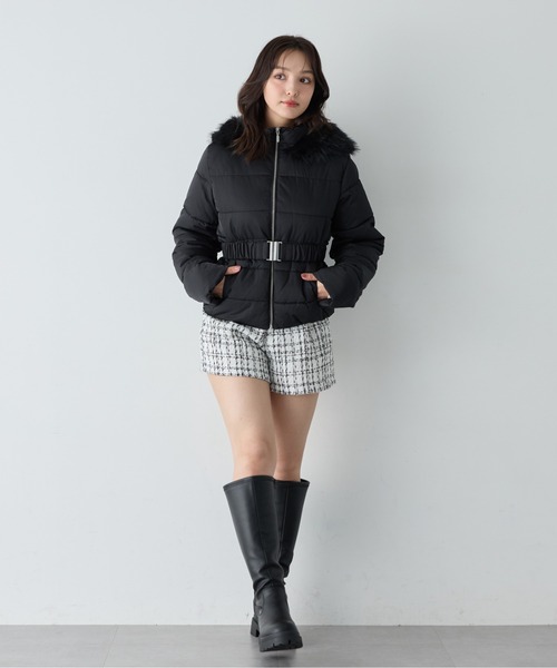 INGNI（イング）の「ショート丈ファーフード付ウエストベルトエコダウンコート（ダウンジャケット/コート・レディース・オフホワイト/ブラック・M）」の12枚目の写真