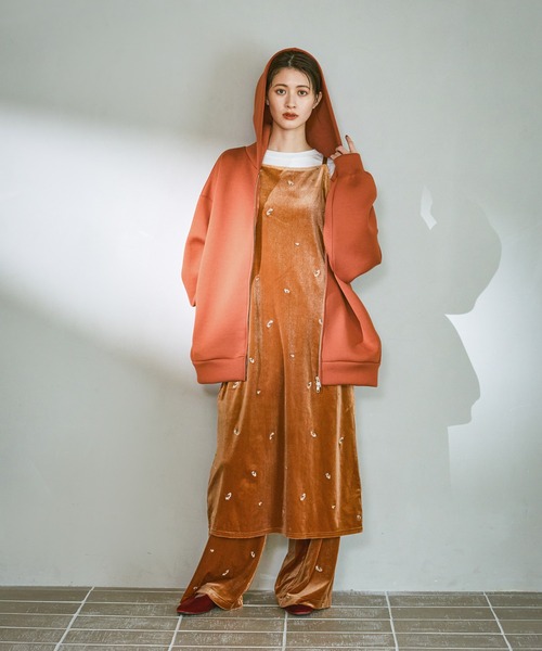 LAKOLE(ラコレ)の「ベロア刺繍キャミワンピース / 595081(ワンピース・レディース・ブラック/オレンジ・FREE)」の1枚目の写真