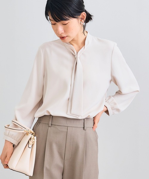 CROSS FUNCTION（クロスファンクション）の「《シワになりにくい》シルキーサテンパールボウタイブラウス【CROSS FUNCTION/クロスファンクション】（シャツ/ブラウス・レディース・ライトベージュ/オフホワイト・M/L/LL）」の2枚目の写真