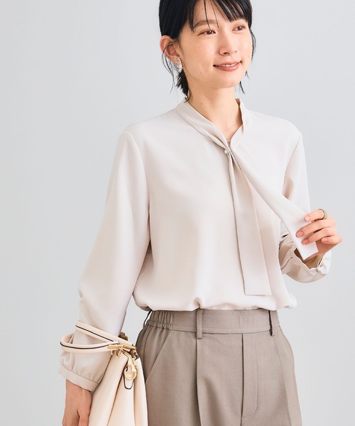 CROSS FUNCTION（クロスファンクション）の「《シワになりにくい》シルキーサテンパールボウタイブラウス【CROSS FUNCTION/クロスファンクション】（シャツ/ブラウス・レディース・ライトベージュ/オフホワイト・M/L/LL）」の12枚目の写真