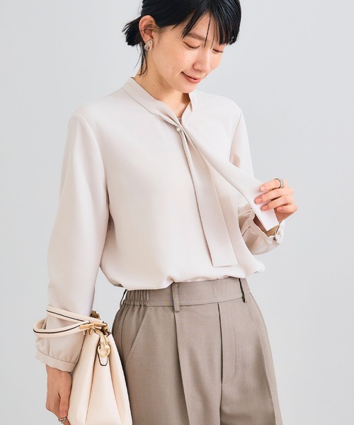 CROSS FUNCTION（クロスファンクション）の「《シワになりにくい》シルキーサテンパールボウタイブラウス【CROSS FUNCTION/クロスファンクション】（シャツ/ブラウス・レディース・ライトベージュ/オフホワイト・M/L/LL）」の16枚目の写真