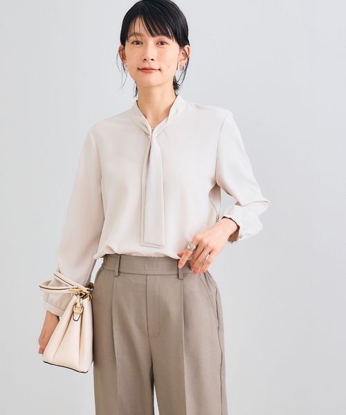 CROSS FUNCTION（クロスファンクション）の「《シワになりにくい》シルキーサテンパールボウタイブラウス【CROSS FUNCTION/クロスファンクション】（シャツ/ブラウス・レディース・ライトベージュ/オフホワイト・M/L/LL）」の14枚目の写真