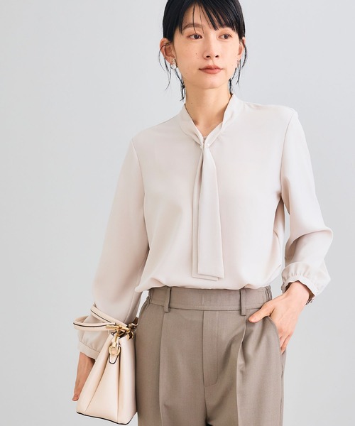 CROSS FUNCTION（クロスファンクション）の「《シワになりにくい》シルキーサテンパールボウタイブラウス【CROSS FUNCTION/クロスファンクション】（シャツ/ブラウス・レディース・ライトベージュ/オフホワイト・M/L/LL）」の18枚目の写真