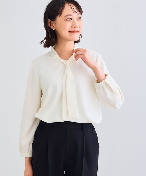 CROSS FUNCTION（クロスファンクション）の「《シワになりにくい》シルキーサテンパールボウタイブラウス【CROSS FUNCTION/クロスファンクション】（シャツ/ブラウス・レディース・ライトベージュ/オフホワイト・M/L/LL）」の6枚目の写真