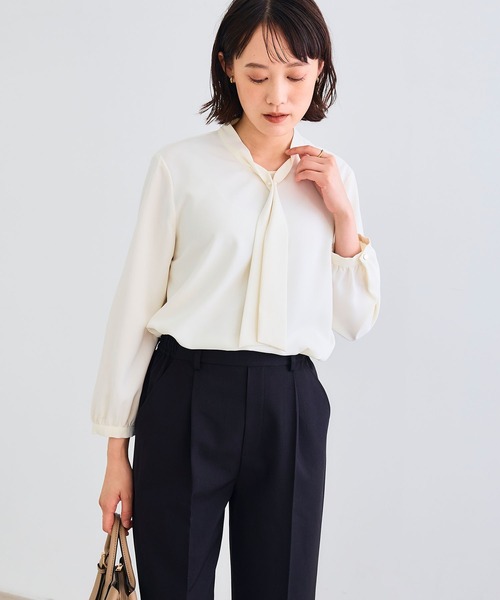 CROSS FUNCTION（クロスファンクション）の「《シワになりにくい》シルキーサテンパールボウタイブラウス【CROSS FUNCTION/クロスファンクション】（シャツ/ブラウス・レディース・ライトベージュ/オフホワイト・M/L/LL）」の3枚目の写真