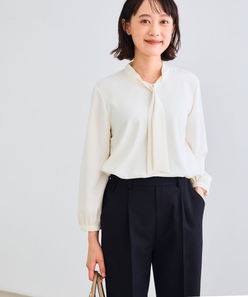 CROSS FUNCTION（クロスファンクション）の「《シワになりにくい》シルキーサテンパールボウタイブラウス【CROSS FUNCTION/クロスファンクション】（シャツ/ブラウス・レディース・ライトベージュ/オフホワイト・M/L/LL）」の5枚目の写真