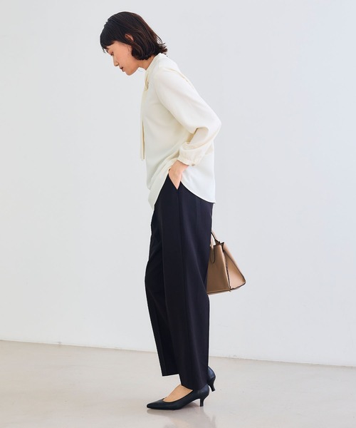 CROSS FUNCTION（クロスファンクション）の「《シワになりにくい》シルキーサテンパールボウタイブラウス【CROSS FUNCTION/クロスファンクション】（シャツ/ブラウス・レディース・ライトベージュ/オフホワイト・M/L/LL）」の9枚目の写真