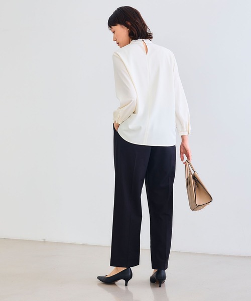 CROSS FUNCTION（クロスファンクション）の「《シワになりにくい》シルキーサテンパールボウタイブラウス【CROSS FUNCTION/クロスファンクション】（シャツ/ブラウス・レディース・ライトベージュ/オフホワイト・M/L/LL）」の11枚目の写真