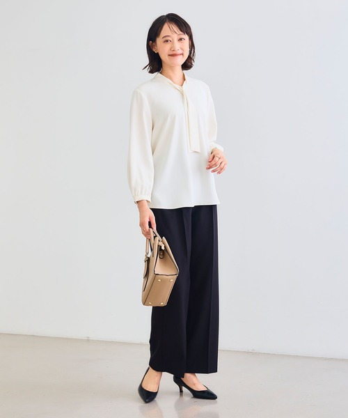 CROSS FUNCTION（クロスファンクション）の「《シワになりにくい》シルキーサテンパールボウタイブラウス【CROSS FUNCTION/クロスファンクション】（シャツ/ブラウス・レディース・ライトベージュ/オフホワイト・M/L/LL）」の7枚目の写真