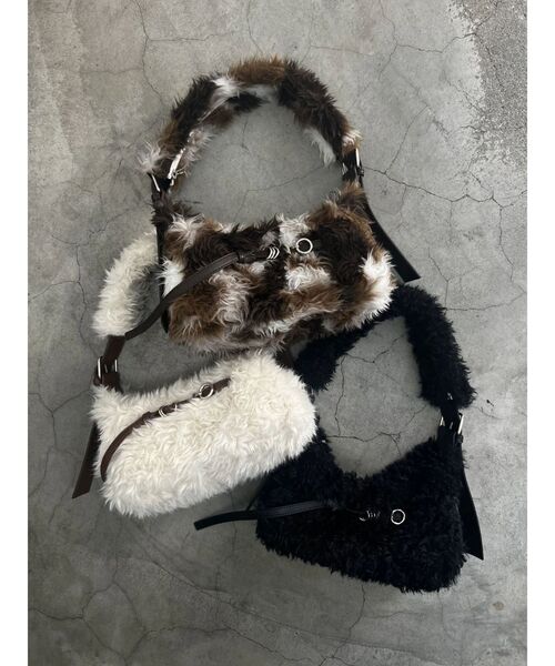 EMODA(エモダ)の「ベルトボックスボアバッグ(ショルダーバッグ・レディース・ブラウン/ブラック/アイボリー・FREE)」の4枚目の写真