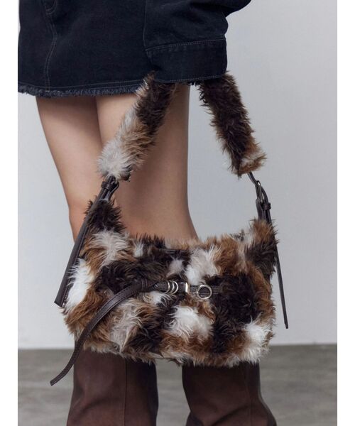 EMODA(エモダ)の「ベルトボックスボアバッグ(ショルダーバッグ・レディース・ブラウン/ブラック/アイボリー・FREE)」の7枚目の写真