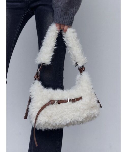 EMODA(エモダ)の「ベルトボックスボアバッグ(ショルダーバッグ・レディース・ブラウン/ブラック/アイボリー・FREE)」の9枚目の写真