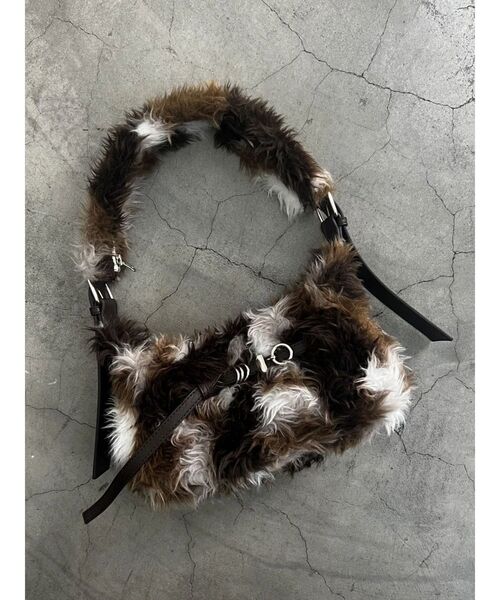 EMODA(エモダ)の「ベルトボックスボアバッグ(ショルダーバッグ・レディース・ブラウン/ブラック/アイボリー・FREE)」の11枚目の写真