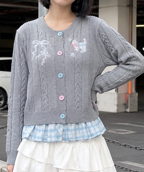 HOOK(フック)の「HOOK for girls 刺繍リボン ケーブルニットカーディガン 裾チェック切替 レイヤード風 (AW)(カーディガン/ボレロ・レディース・グレー/ライトベージュ/ピンク・FREE)」の1枚目の写真