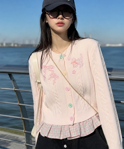 HOOK(フック)の「HOOK for girls 刺繍リボン ケーブルニットカーディガン 裾チェック切替 レイヤード風 (AW)(カーディガン/ボレロ・レディース・グレー/ライトベージュ/ピンク・FREE)」の3枚目の写真