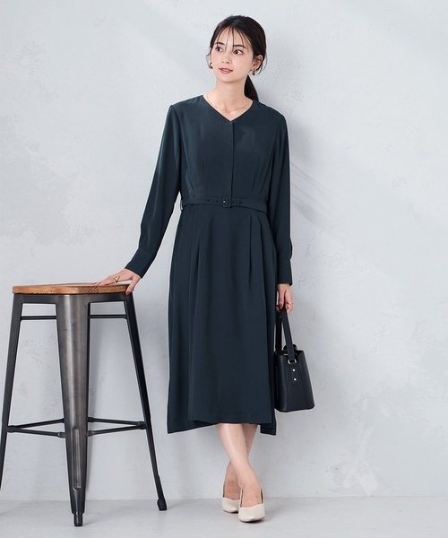 a.v.v(アーヴェヴェ)の「【洗える】ウエストタックワンピース(ワンピース・レディース・ベージュ/ネイビー・38/40/36)」の2枚目の写真