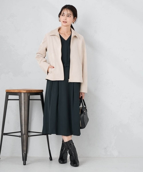a.v.v(アーヴェヴェ)の「【洗える】ウエストタックワンピース(ワンピース・レディース・ベージュ/ネイビー・38/40/36)」の7枚目の写真