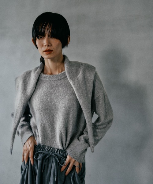 LEPSIM（レプシィム）の「5ゲージスカーフセットプルオーバー　603982（ニット/セーター・レディース・ダークブラウン/チャコールグレー/グレー・FREE）」の2枚目の写真